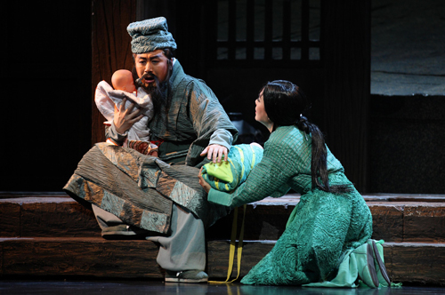 程婴欲用亲生儿子代替赵氏孤儿,妻子麦菽痛不欲生 王小京/摄