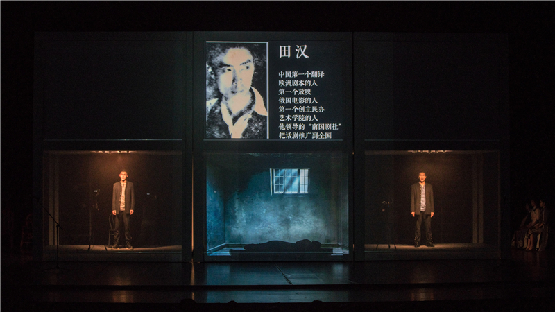 话剧《狂飙》首演于2001年,田沁鑫带领彼时刚刚走出校园的辛柏青,袁泉